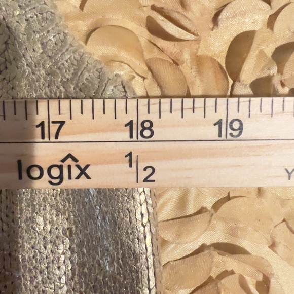 A394  89th & Madison Evening Chic  Gold Metallic Shimmer Sleeveless Top  NWOT  M - Picture 4 of 5